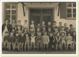 1954 mit Elisabeth Augsburger-Schluep im neuen Schulhaus