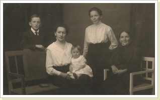 Marie, Barbara und Lina Erny mit Christine (Knabe unbekannt)